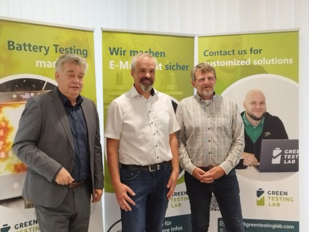 Gruppenfoto im Meetingraum mit Vizekanzler Werner Kogler, Green Testing Lab Geschäftsführer Max Hofer und Landtagsabgeordneter Andreas Lackner