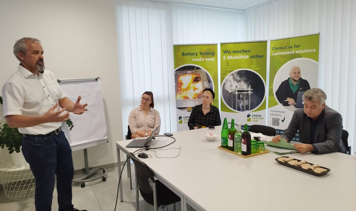 Geschäftsführer von Green Testing Lab Max Hofer gibt eine Einführung ins Unternehmen anhand einer Präsentation beim Besuch von Vizekanzler Werner Kogler