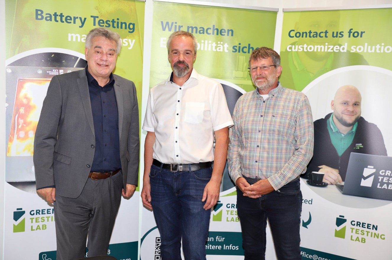 Gruppenfoto im Meetingraum mit Vizekanzler Werner Kogler, Green Testing Lab Geschäftsführer Max Hofer und Landtagsabgeordneter Andreas Lackner