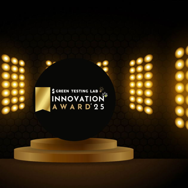 Sujet des Green Testing Lab Innovation Awards 2025 mit dem Logo des Innovation Awards auf dem Podest