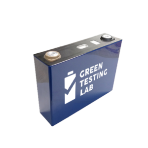 Blaue Batteriezelle mit Green Testing Lab Logo